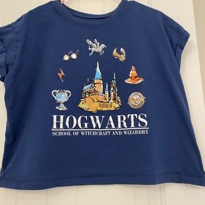 Lot of HP shirts. One M, one L and one XL.